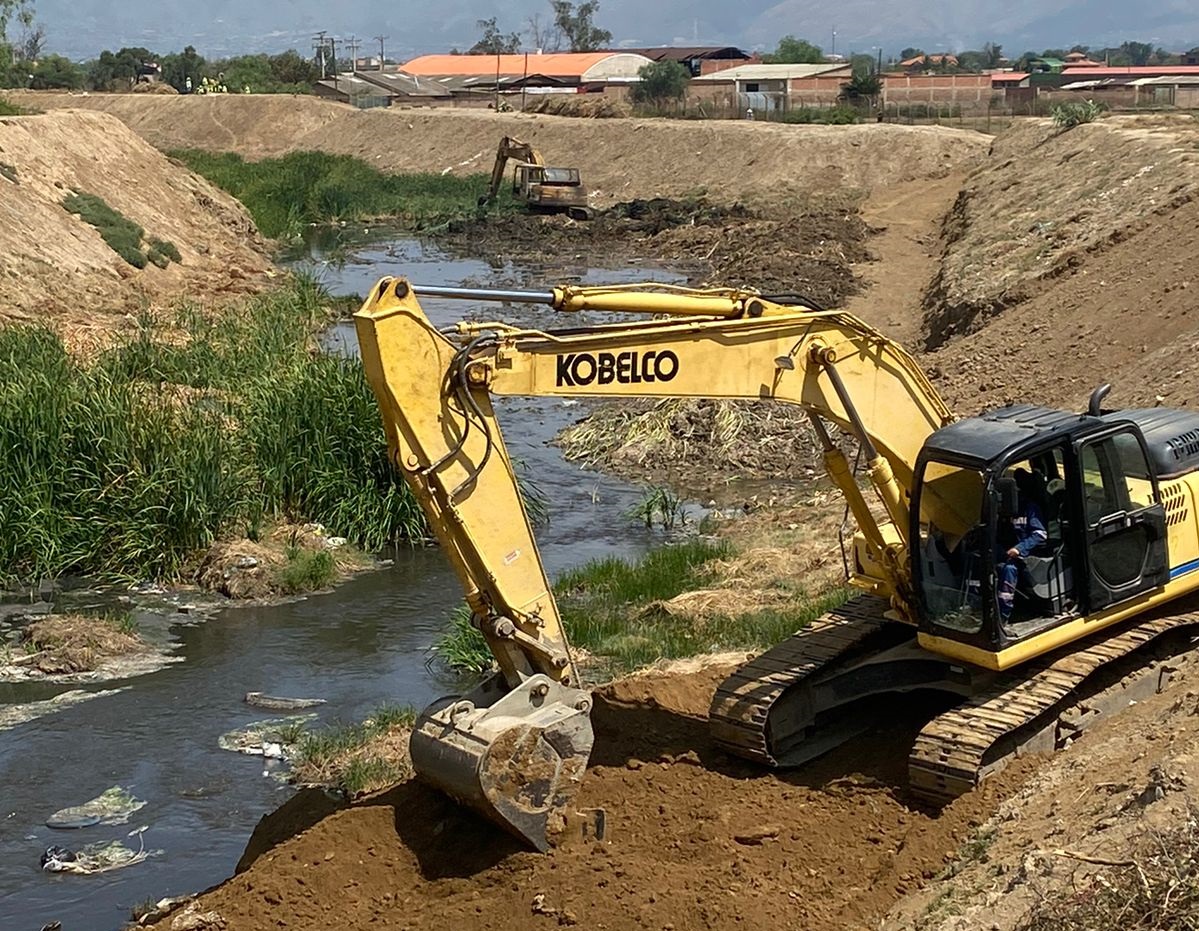 Limpian torrenteras en Cochabamba y piden no botar desechos ni basura